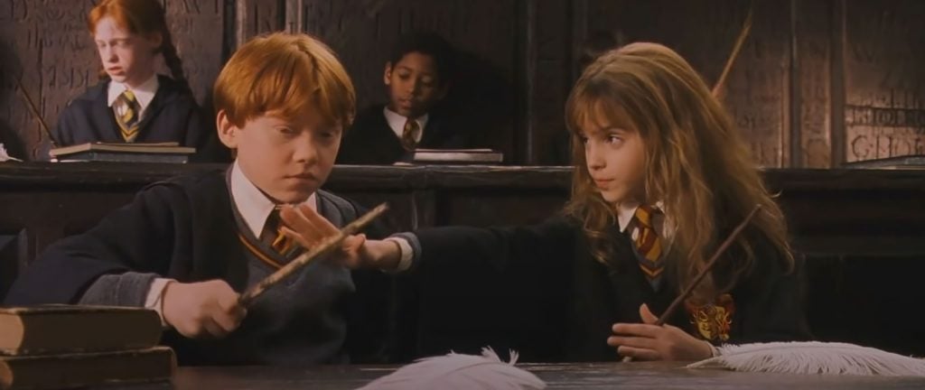 Harry Potter und der Stein der Weisen: Hermine Granger und Ron Weasly lernen Wingardium Leviosa im Unterricht
