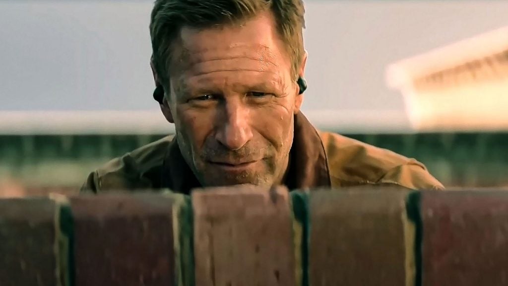 Aaron Eckhart und Nina Dobrev im Trailer zum Thriller The Bricklayer
