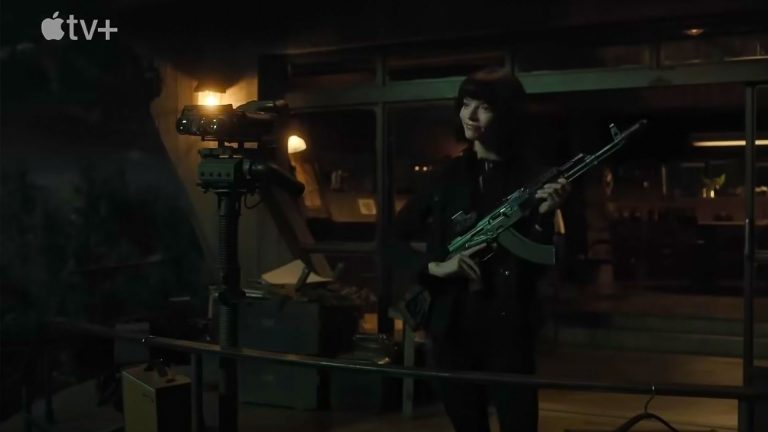 Anya Taylor-Joy als Elite-Scharfschützin mit AK-Scharfschützengewehr auf einem Wachturm im Film The Gorge.